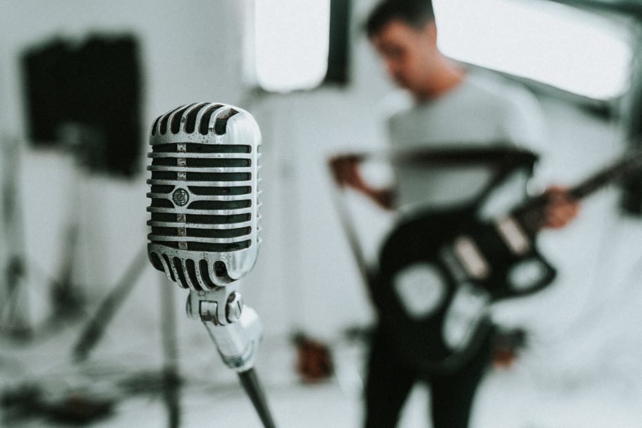 Microfono a condensatore con chitarra in sottofondo