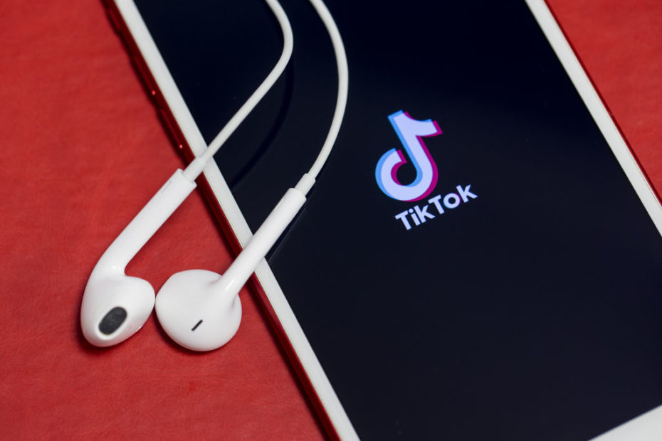 Telefono con auricolari e tiktok