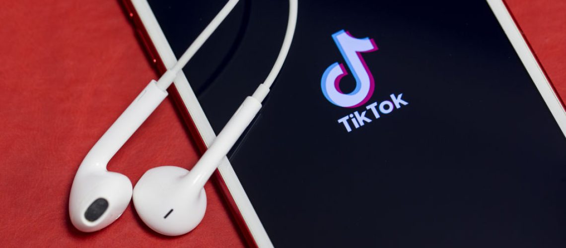 Telefono con auricolari e tiktok